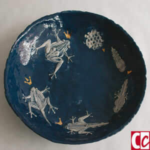 Bowl with frogs