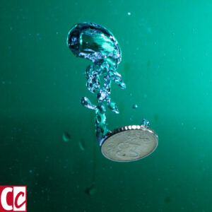 Coin in water - Strobism photography